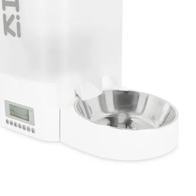 Distributore automatico di cibo con display digitale e ciotola per alimenti in acciaio inox. Pannello di controllo con sei tasti visibili.