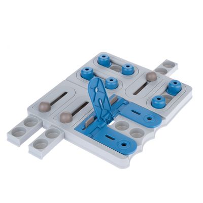 Giocattolo in plastica con elementi blu e grigi, scomparti scorrevoli e meccanismo a ribalta. Favorisce l’attività interattiva.