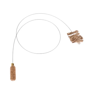 Giocattolo con manico in sughero, filo metallico e strisce di carta con pallina. Adatto per gioco interattivo. Giocattolo con manico in sughero, filo metallico e strisce di carta con pallina. Adatto per gioco interattivo.