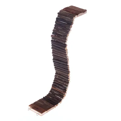 Flexible Holzbrücke aus dunklen Holzstäben mit Metallhaken an beiden Enden, geeignet für Käfigbefestigung.