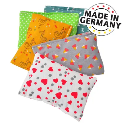 Različne pisane blazine iz blaga z vzorci. Besedilo: Made in Germany.