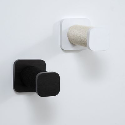 Twee wandkrabvlakken in zwart en wit, elk omwikkeld met sisal voor nagelverzorging.