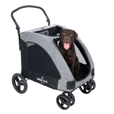 Nomad Tales husdjursvagn i grått med svart nät, hund sitter i öppen vagn.