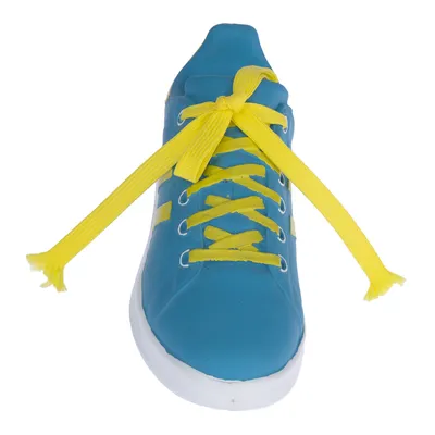 Jouet en forme de chaussure bleue avec lacets jaunes, semelle blanche, matière plastique visible. Aucun texte ou marque apparente.
