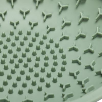 Surface intérieure en plastique vert avec picots ronds et motifs en forme de Y, vue rapprochée d’un accessoire pour animaux. Aucun texte ou marque visible.