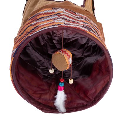 Играчка тунел със зигзагообразен мотив, висяща топка и пера. Тунел от плат с кафява вътрешност.