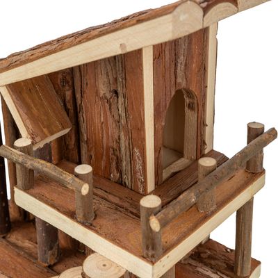 Drevený domček s prírodným vzhľadom kôry, balkónom a dreveným zábradlím. Viditeľný vchod v tvare malého oblúka.