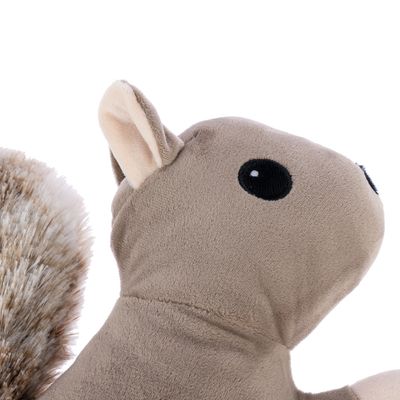 Pluszowa zabawka w kształcie brąwnej wiewiórki z puszystym ogonem i czarnymi oczami.