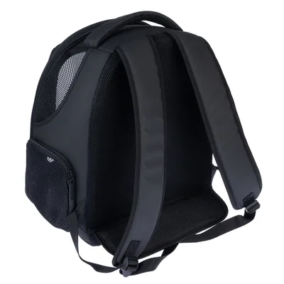Černý batoh s polstrovanými popruhy, síťovinou pro větrání a boční kapsou na zip.