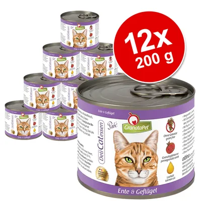 GranataPet DeliCatessen Ente & Geflügel, 12×200 g konzervy pre mačky. Viditeľný obrázok mačky, nápisy bez obilnín, granátové jablko, lososový olej. Fialovo-biele balenie.