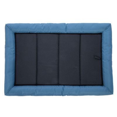 Obdélníková polstrovaná podložka s modrým okrajem a černou plochou na ležení, vhodná jako podložka.