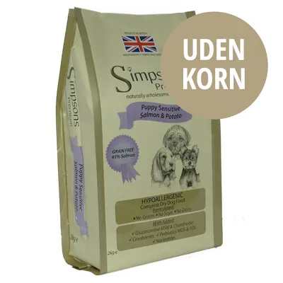 Simpsons Premium Puppy Sensitive Salmon & Potato, 2 kg. UDEN KORN. GRAIN FREE 45% Salmon. Hypoallergenic. Ingen korn, soja eller mejeriprodukter. Britisk flag synligt på pakken.