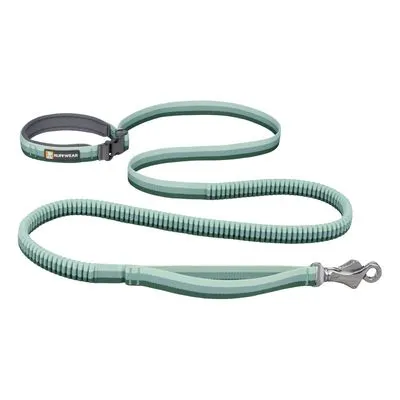Ruffwear hondenriem met handvat, metalen musketonhaak en verstelbare lus. Materiaal: textiel en metaal. Merknaam Ruffwear zichtbaar op de riem. Ruffwear hondenriem met handvat, metalen musketonhaak en verstelbare lus. Materiaal: textiel en metaal. Merknaam Ruffwear zichtbaar op de riem.