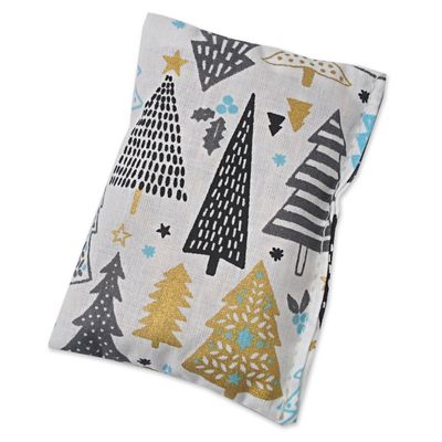 Dekoratives Kissen mit Weihnachtsbaum-Motiven in Schwarz, Gold und Blau auf weissem Hintergrund.