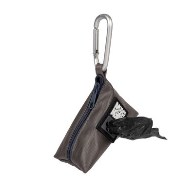 Dispenser di sacchetti grigio con cerniera e moschettone, sacchetti neri visibili. Marca: Make Me Move.