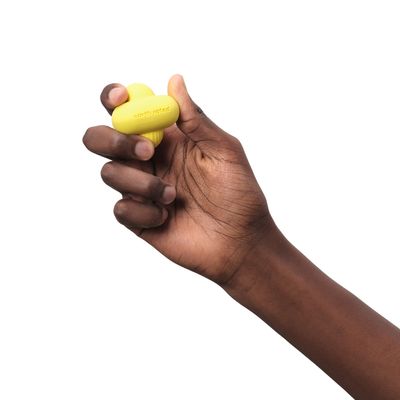 Mano tiene prodotto giallo con la scritta 'earth rated'.