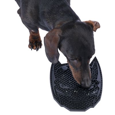 Дакел ближе черна лижеща подложка със структурирана повърхност във формата на котка.