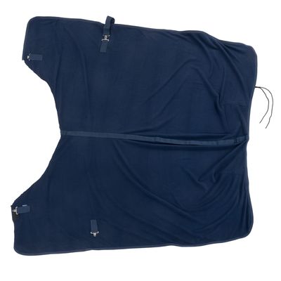 Coperta blu scuro con cinghie e fibbie per il fissaggio, adatta a diversi usi.