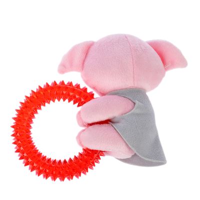 Figura rosa in peluche con mantello grigio che tiene un anello da gioco rosso e spinoso. Adatto come gioco per pet.