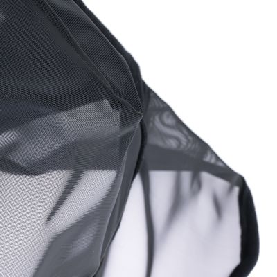 Détail d’un tissu en maille noire, probablement une partie de produit pour animaux en filet synthétique. Aucun logo ni texte visible.