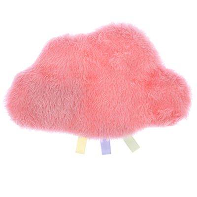Roze, pluizig wolken-speelgoed met gekleurde stoffen linten aan de onderkant.