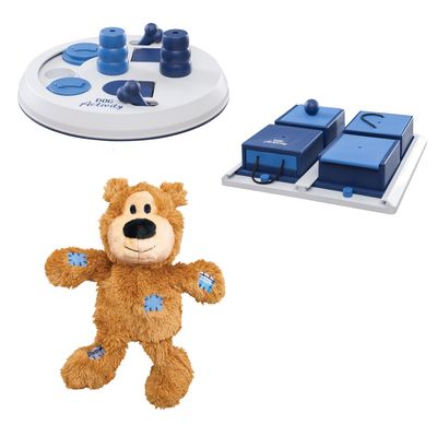 Jeux d’intelligence pour chien Dog Activity, deux plateaux interactifs bleus et trois peluches ours marron, beige et gris, symbole de réduction en haut à droite