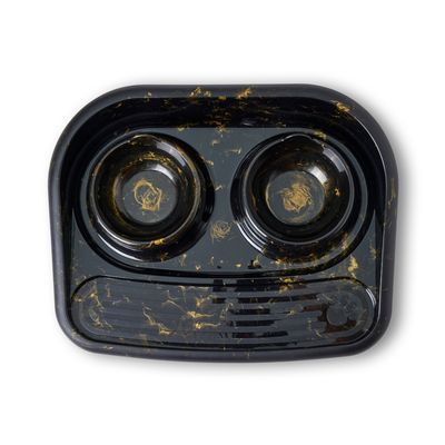 Ciotola nera per alimenti con accenti dorati, due scomparti separati per cibo o acqua.