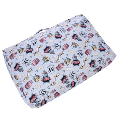 Rechthoekig kussen met Harry-Potter-motieven, waaronder Platform 9¾, Hogwarts-Express en toverbenodigdheden op lichtblauwe achtergrond.