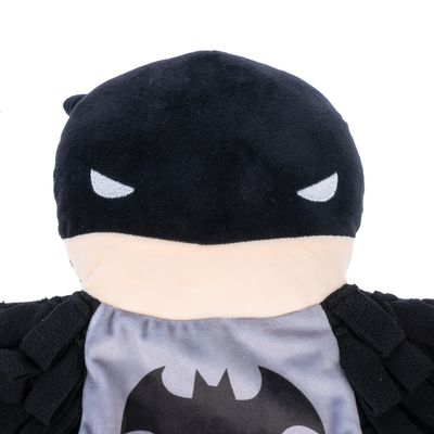 Svart plyschleksak med Batman-logotyp på bröstet och vita broderade ögon.