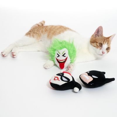 Kissa ja kolme pehmolelua: Joker vihreällä tukalla, Harley Quinn ja Batman. Lelut lemmikeille.
