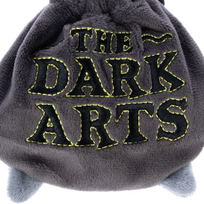 Сива платнена торба с бродиран текст 'The Dark Arts' с черен шрифт и жълти шевове.