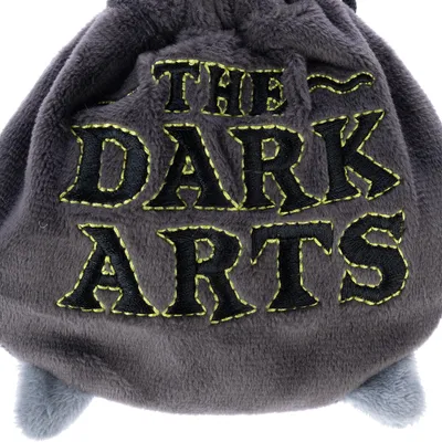 Сива платнена торба с бродиран текст 'The Dark Arts' с черен шрифт и жълти шевове.