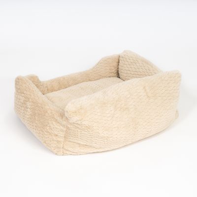 Beige husdjursbädd med mjuk, strukturerad yta och upphöjda sidor för komfort.
