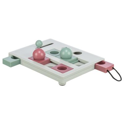 Plateau de jeu interactif pour animaux avec pièces mobiles vertes et roses, boules et tiroirs coulissants, surface blanche en plastique, poignée noire visible sur un tiroir.
