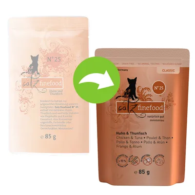 catz finefood N°25 Huhn und Thunfisch, kaksi erilaista 85 g pakkauksen ulkoasua, näkyvissä tuotetiedot saksaksi ja englanniksi sekä vihreä nuoli osoittamassa muutosta. catz finefood N°25 Huhn und Thunfisch, kaksi erilaista 85 g pakkauksen ulkoasua, näkyvissä tuotetiedot saksaksi ja englanniksi sekä vihreä nuoli osoittamassa muutosta.