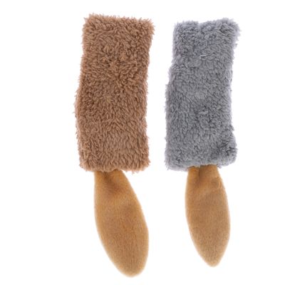 Zwei rechteckige Plüschspielzeuge, eines in Braun und eines in Grau, jeweils mit einem beigefarbenen Schwanz aus weichem Stoff.