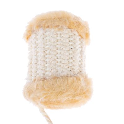 Rolka zabawka z plecionej liny z beżowymi pluszowymi końcami, odpowiednia do interaktywnej zabawy.