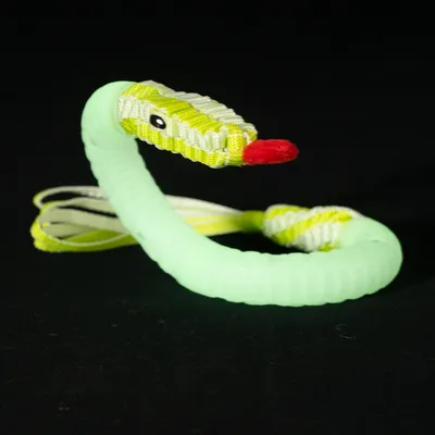 Giocattolo a forma di serpente in plastica verde e tessuto giallo con punta rossa, adatto per pet.