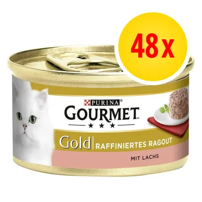 Confezione da 48x Purina Gourmet Gold Raffiniertes Ragout mit Lachs, lattina con immagine di gatto bianco e ragù di salmone. Testo in tedesco visibile sull'etichetta.