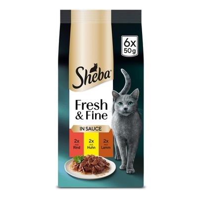 Sheba Fresh & Fine in Sauce, 6 x 50 g. 2x mit Rind, 2x mit Huhn, 2x mit Lamm. Assiette de nourriture en sauce et chat gris visibles sur l’emballage.