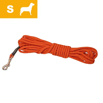 Orange line med metal karabinhage, størrelse S vist i øverste venstre hjørne sammen med ikon af hund. Materiale: flettet reb og metal.