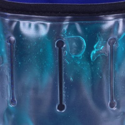 Primo piano di un gel pad blu con scanalature verticali, possibilmente per raffreddamento o supporto.