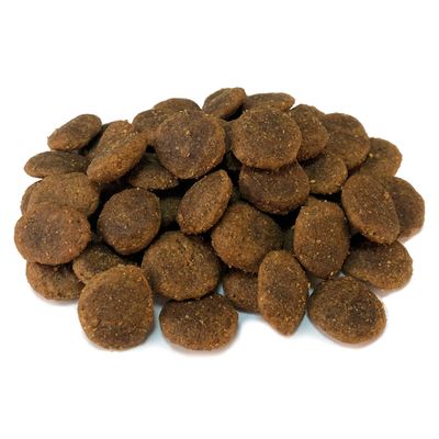 Crocchette marroni, rotonde, impilate. Texture visibile e forma compatta.