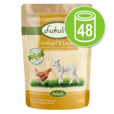 Lukullus Geflügel & Lam Adult, 300 g. Met aardappel, paardenbloem en druivenpitolie. Afbeelding met kip en lam. Groene cirkel met blik-icoon en het getal 48.