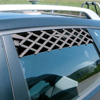 Uittrekbaar ventilatierooster voor autovenster, zwart, zorgt voor veilige ventilatie bij gesloten raam.