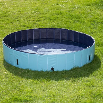 Rundes, blaues Pool mit Wasser auf einer grünen Wiese. Geeignet für den Aussenbereich, mit Ablassventil sichtbar an der Seite.
