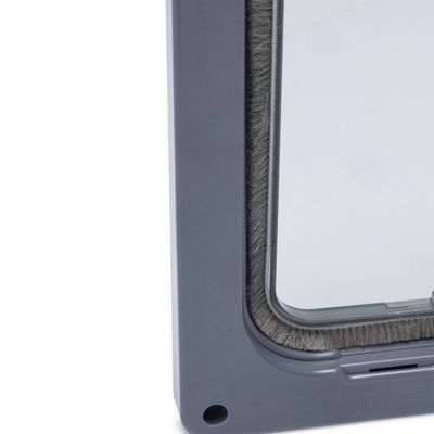 Vista dettagliata di una porticina per gatti grigia con guarnizione a spazzola e inserto trasparente.