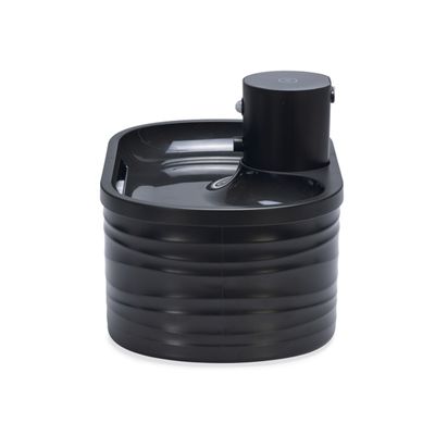 Sort drikkefontæne med rillet design og integreret vandbeholder. Velegnet til kæledyr, moderne design.