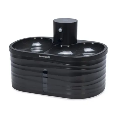 Fontaine à eau noire en plastique beeztees avec réservoir transparent et bec verseur visible sur le dessus.