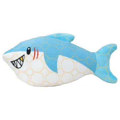 Jouet en peluche en forme de requin bleu et blanc avec broderies noires, jaunes et rouges, surface à motifs cercles. Aucun texte ou marque visible. Jouet en peluche en forme de requin bleu et blanc avec broderies noires, jaunes et rouges, surface à motifs cercles. Aucun texte ou marque visible.